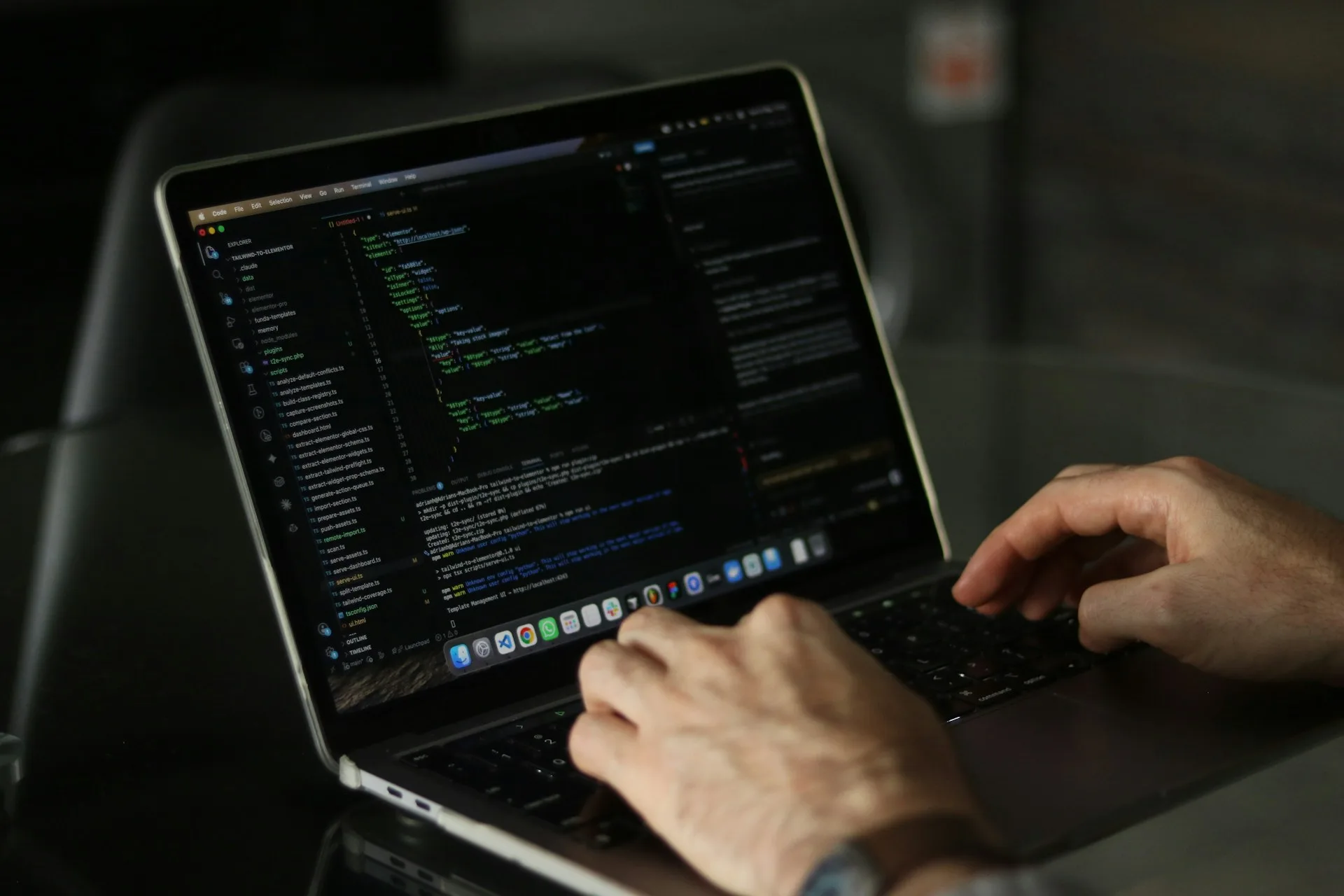 Développeur web travaillant sur VS Code