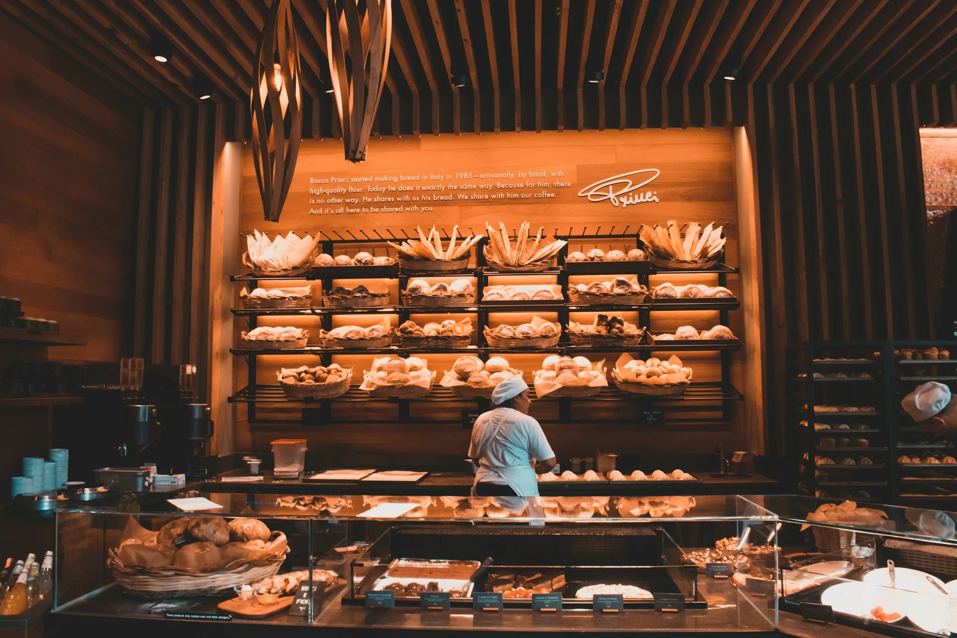 Boulanger dans sa boulangerie