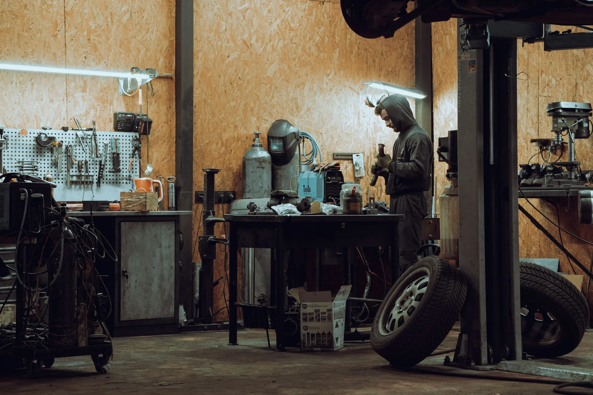 Mécanicien dans son garage