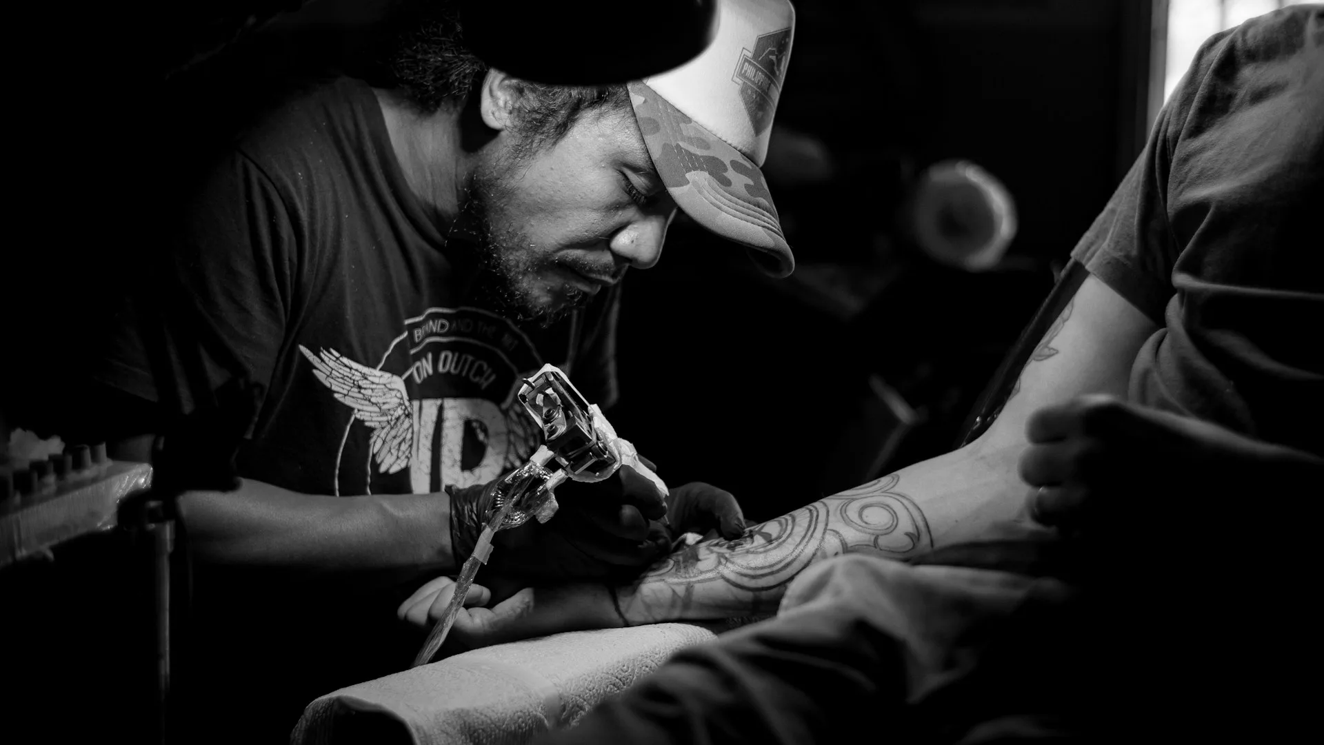 Tatoueur au travail