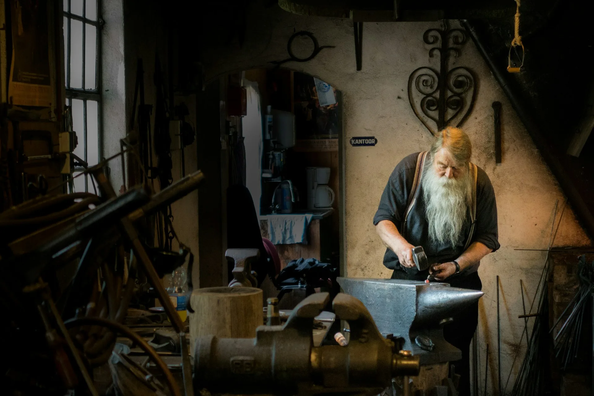 Forgeron dans son atelier